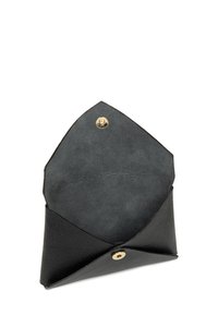 Pochette in pelle nera con forma triangolare e superficie texture. L'interno presenta una fodera grigia liscia e una chiusura a scatto dorata.
