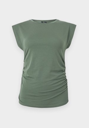 Ärmelloses olivgrünes Damenshirt mit gerafften Seiten, rundem Ausschnitt und leicht taillierter Silhouette auf weißem Hintergrund.