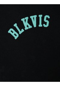 Sort stof med teksten "BLKVIS" i lys turkis, buet øverst; glat overflade uden yderligere mønstre eller detaljer.