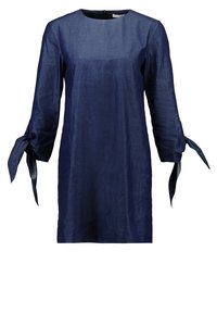 Tummansininen pellavamekko, jossa on pyöreä pääntie, pitkät hihat, jotka on sidottu hihansuista, ja takavetoketjusulku. Sujuva rakenne, polvipituinen malli.