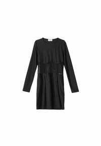 Zwart langemouwen jurk met een satijnen paneel op de taille, zacht materiaal, ronde halslijn en een ontspannen pasvorm. Eenvoudige en moderne silhouet.