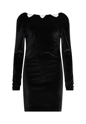 Svart fløyelskjole med lange ermer, en tettsittende fasong og en særegen utringning med utskårne detaljer. Pyntet med et kjedeelement.