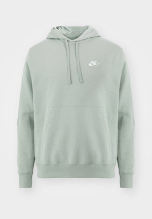 Sudadera verde clara hecha de tela suave, con un bolsillo frontal, capucha con cordón y un logo blanco de Nike en la parte superior izquierda.