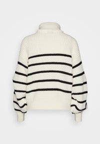 Pull rayé crème et noir, texture tricotée, col montant, coupe décontractée, avec manches bouffantes et poignets côtelés.