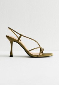 Sandali con tacco alto color verde oliva, con finitura satinata liscia, caratterizzati da una punta quadrata, sottili cinturini e un tacco snello.