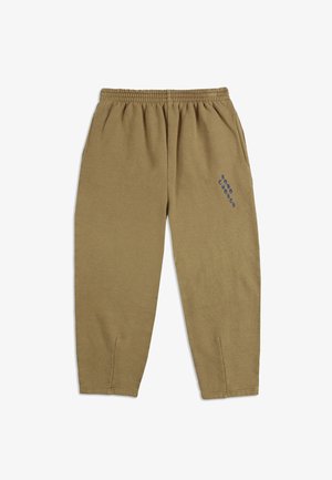 Khaki sweatpants med elastiskt midjeband, tapered design och blå tryckt textdetalj på vänster sida. Mjuk tygtextur.