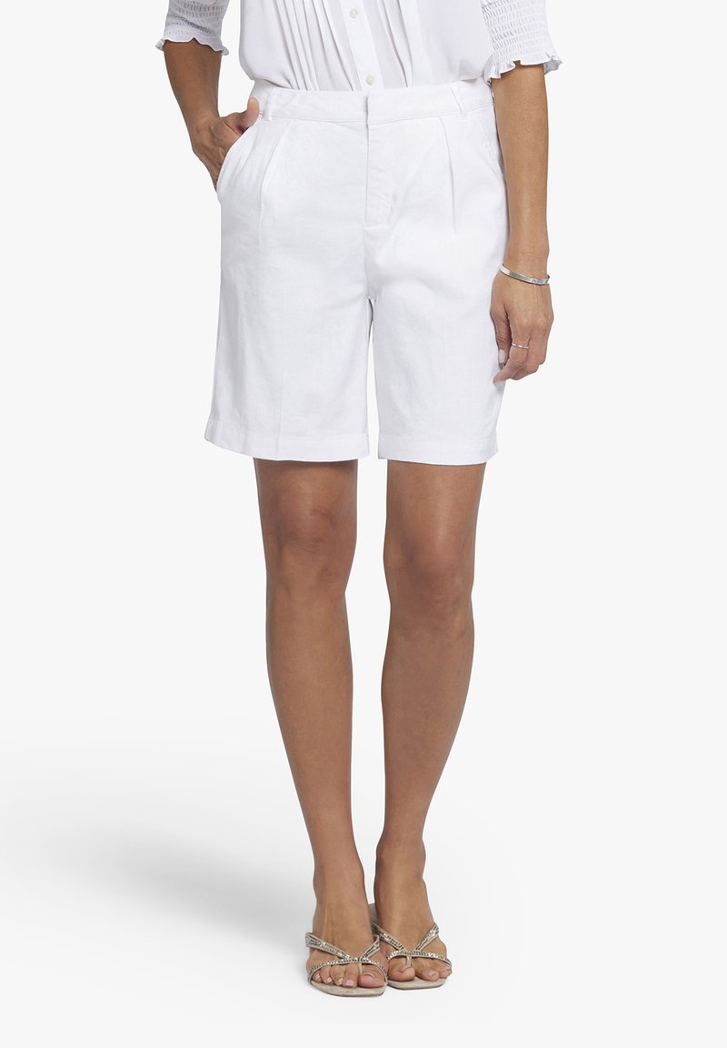 Witte linnen shorts met plooien, zijzakken en een rechte pasvorm, gecombineerd met een lichte blouse en sandaaltjes met bandjes. Glad materiaal.