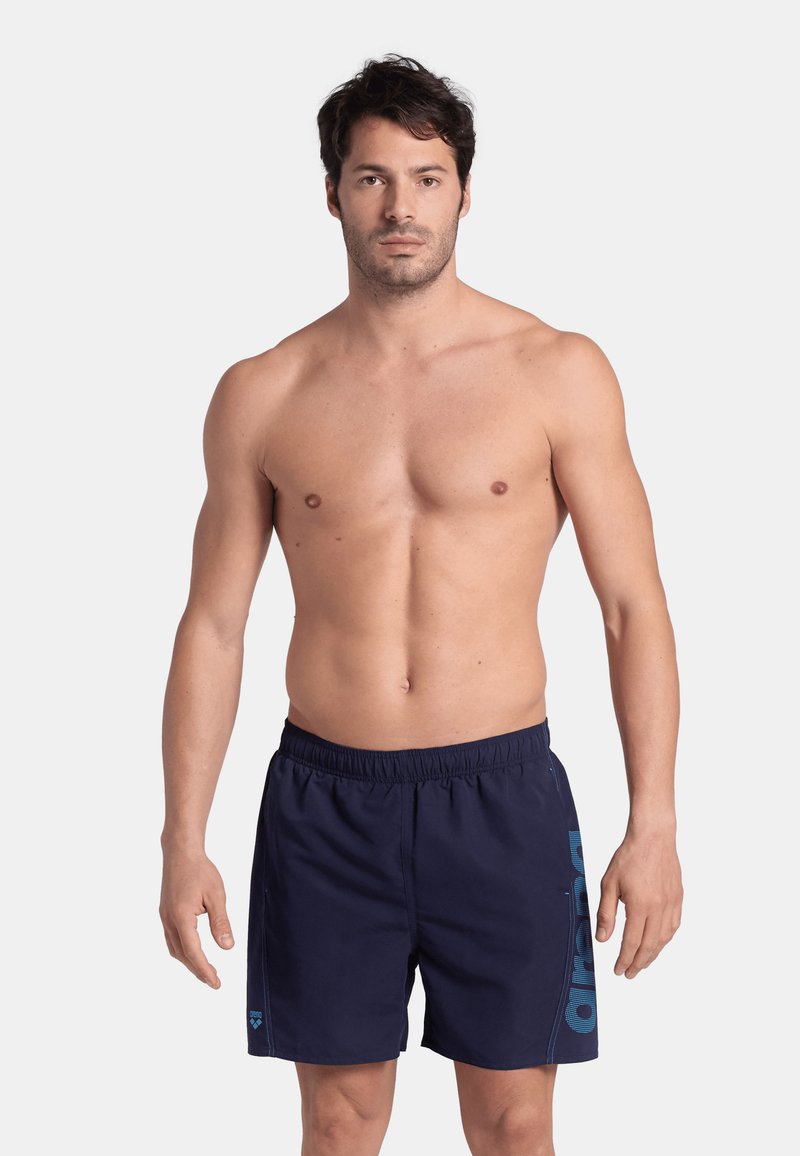 Pantaloncini da nuoto navy con cintura elasticizzata, dotati di un logo azzurro chiaro sul lato, realizzati in materiale ad asciugatura rapida.