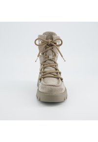 Stivale beige in suede con lacci, punta rotonda, colletto imbottito e suola testurizzata. Presenta occhielli in metallo e lacci piatti per una vestibilità sicura.