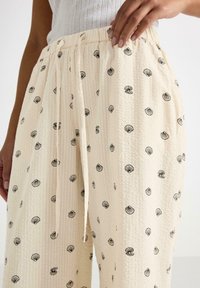 Lindex Pyjamahousut/-shortsit - light beige