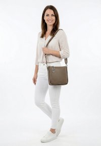 SURI FREY UMHÄNGE - Bandolera - taupe