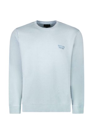 Lichtblauwe trui van een zachte katoenmix, met een ronde hals en lange mouwen. Tekst "EST 182" in donkerblauw gedrukt aan de linkerkant.