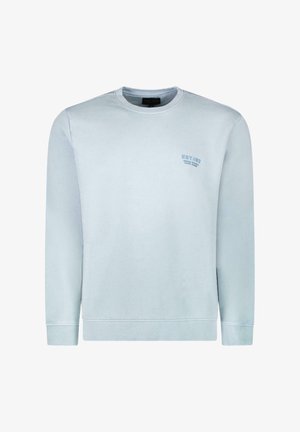 Lichtblauwe trui van een zachte katoenmix, met een ronde hals en lange mouwen. Tekst "EST 182" in donkerblauw gedrukt aan de linkerkant.