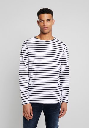 Camicia a maniche lunghe bianca con righe orizzontali blu marina, con scollatura a girocollo e una vestibilità rilassata. Tessuto morbido al tatto, design informale.