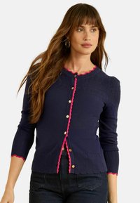 Niet geselecteerd, navy and pink scallop