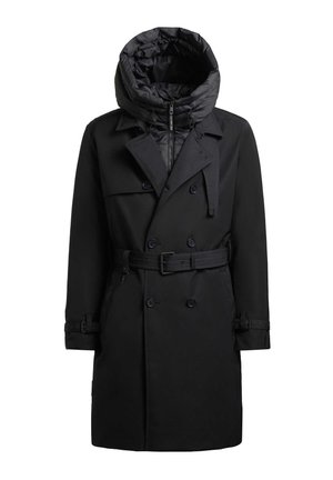 Černý trench coat s odnímatelnou polstrovanou kapucí, dvouřadým zapínáním, páskem a nastavitelnými manžetami. Vyroben z hladkého, voděodolného materiálu.