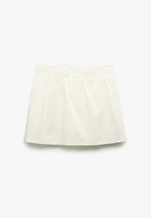 Hvid kort nederdel med elastisk talje, glat stof og ingen synlige mønstre eller pynt.