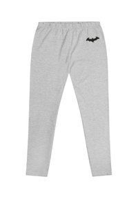 Graue Baumwollleggings mit einem elastischen Bund, die auf der oberen linken Seite ein schwarzes Fledermaus-Logo aufweisen. Glatte Textur und körperbetontes Design.