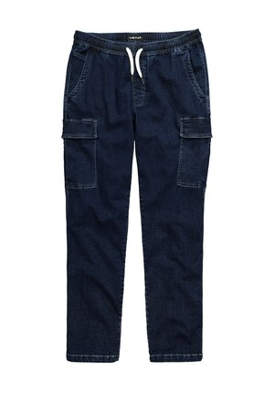 Marineblå cargo bukser med elastisk talje, hvid snor, sidelommer og to store cargo-lommer på lårene. Denim tekstur.