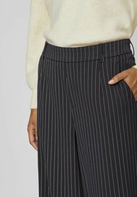 VILA Tygbyxor - black