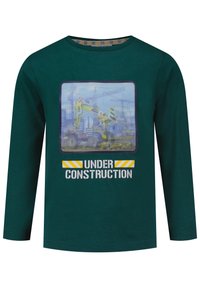 Langärmliges, grünes Shirt mit einem Frontdruck eines gelben Baggerbaus und dem Text "UNTER BAU" sowie Warnstreifen.