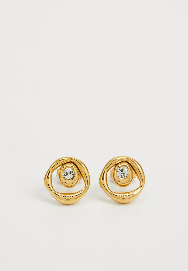 Boucles d'oreilles en métal doré avec un design tourbillonnant et des accents en cristal clair en forme circulaire. Texture lisse et finition polie.