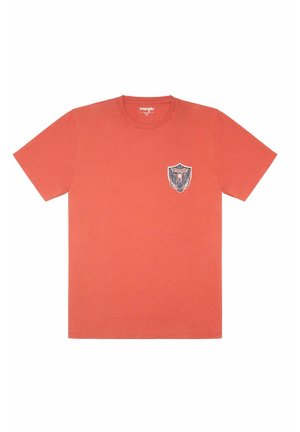 Pomarańczowa koszulka z krótkim rękawem z małym logo Wrangler i emblematem orła na lewej piersi, okrągły dekolt, rozmiar średni.