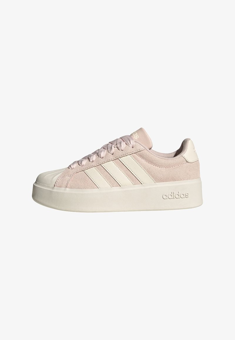 Baskets Adidas rose clair avec trois bandes crème, design à lacets, semelle en caoutchouc et logo Adidas sur le côté et la languette.