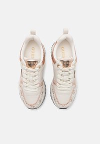 Sneaker atletiche bianche e oro rosa con accenti testurizzati, design con lacci e suola in gomma, caratterizzate da un logo sulla linguetta e sui lati.