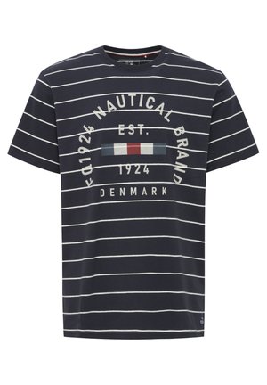 Tengerészkék pamut póló fehér vízszintes csíkokkal, középen nyomtatott logóval és szöveggel, eltérő színekkel az elején.