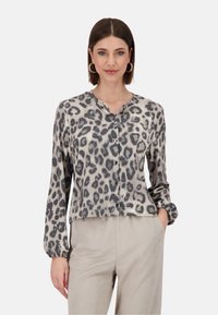 Leoprint-Cardigan aus weichem Stoff, mit einem Knopfverschluss vorne, langen Ärmeln und einem lässigen Schnitt mit rundem Ausschnitt.