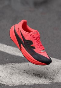 Chaussure de course légère en rose vif avec des accents noirs. Caractéristiques d'une tige respirante, d'une semelle rembourrée et d'un détail de logo distinct.
