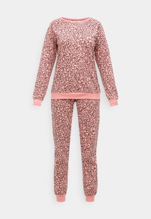 Roosa pikakätisega sweatshirt ja samasugused jogger-püksid musta leopardiprindiga lihtsa tausta toonil.