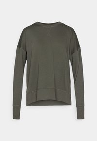 Top de manga larga en verde oliva con cuello redondo, hombros caídos y un dobladillo ligeramente curvado. Presenta detalles de costura visibles.