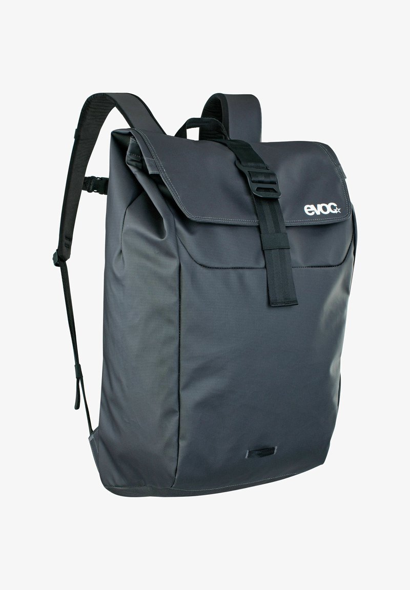 Zaino grigio realizzato in tessuto resistente, con una parte superiore ripiegabile, spallacci regolabili e una chiusura a fibbia frontale. Design minimalista senza motivi visibili.