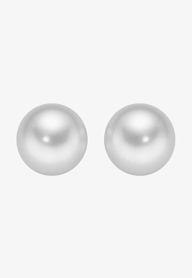 Deux boucles d'oreilles puces rondes en perle blanche sur un fond blanc uni.