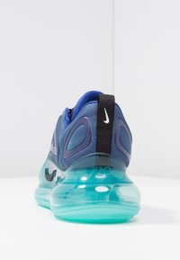 Baskets Nike Air Max 720 bleues vues de dos, avec une semelle turquoise transparente et une languette noire ornée du logo blanc de Nike.