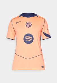 Oranje T-shirt met korte mouwen met marineblauwe accenten, logo van Barcelona en een groot zwart Spotify-cirkel logo op de voorkant. Gestructureerde stof.