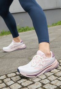 SUPERNOVA SOLUTION - Road running shoes - off white/sandy pink metallic/sandy pink
