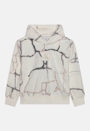 Kremfarvet hoodie med sort og beige marmormønster og lille logo-patch foran med "cK" bogstaver.