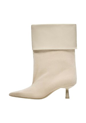 Bershka, HIGH-HEEL WITH FOLD-OVER DETAIL -  ANKLE BOOTS - Bottines - white