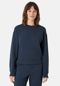 Námořnická modrá mikina s dlouhými rukávy, ribbovaný límec a lem, s třepeným akcentem na manžetách a spodním okraji.