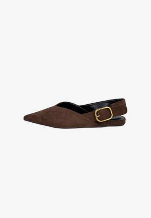 Zapato plano de ante marrón con punta afilada, correa trasera con hebilla dorada, interior negro y tacón bajo.