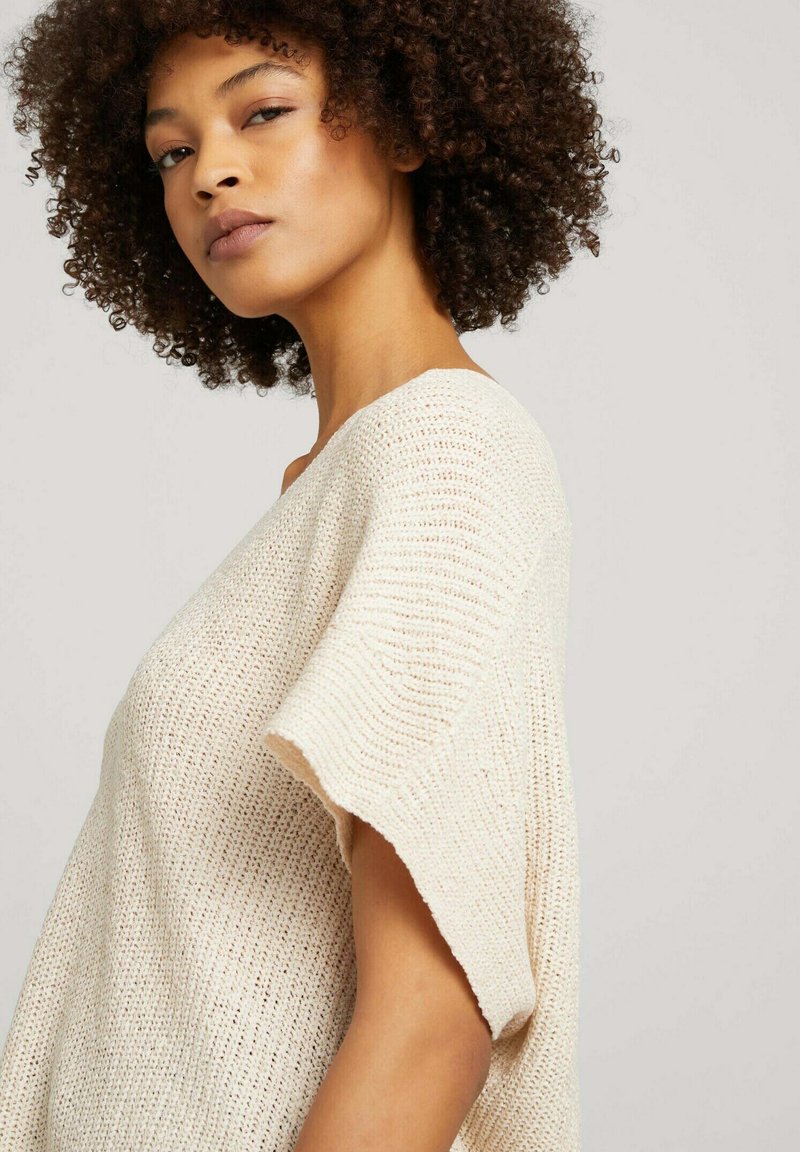 Damen T-Shirts | TOM TAILOR T-Shirt basic light cashew beige/offwhite - NU77377 Damen T-Shirts | TOM TAILOR T-Shirt basic light cashew beige/offwhite - NU77377