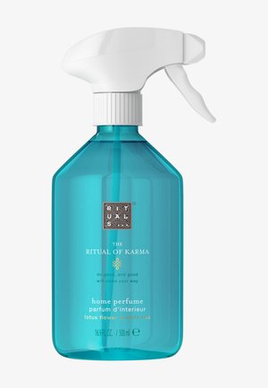 Blaue Sprühflasche des Ritual of Karma Raumdufts mit weißem Auslöser, Lotusblüten- und Weißtee-Duft, 500 ml Fassungsvermögen.
