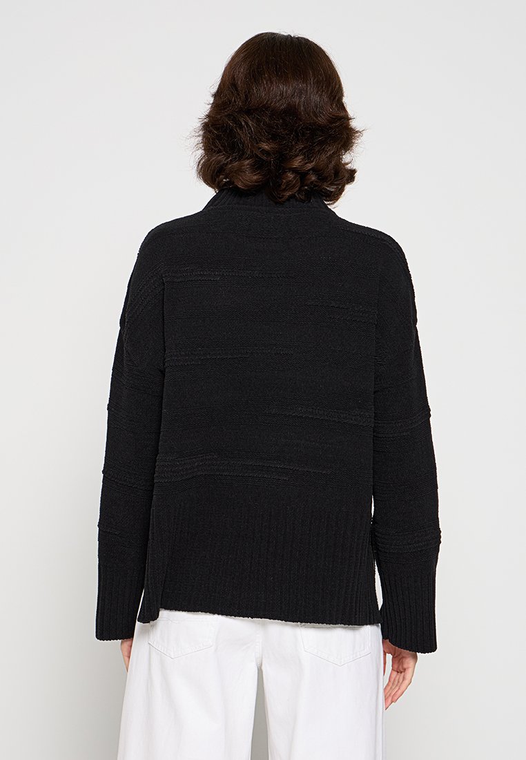 Schwarzer Strickpullover mit einem strukturierten Design und horizontalen Linien, einem hohen Kragen und einer lockeren Passform, mit gerippten Bündchen und Saum.