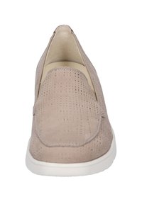 Beige instap schoen met geperforeerde suède textuur, ronde neus en een witte rubberen zool. Kenmerkt gestikte details langs de randen.
