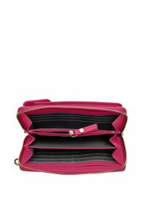 Portafoglio in pelle magenta con zip dorata. L'interno presenta diversi scomparti per carte, un comparto con zip e una fodera nera текстurizzata.