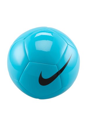 Blauer Fußball mit schwarzem Nike-Swoosh-Logo, glänzender Oberfläche und sechseckigen Paneelen, isoliert auf weißem Hintergrund.
