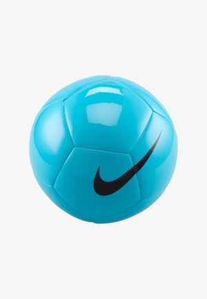 Blauer Fußball mit schwarzem Nike-Swoosh-Logo, glänzender Oberfläche und sechseckigen Paneelen, isoliert auf weißem Hintergrund.